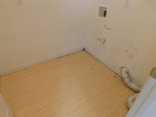 Building Photo - Quiet convenience