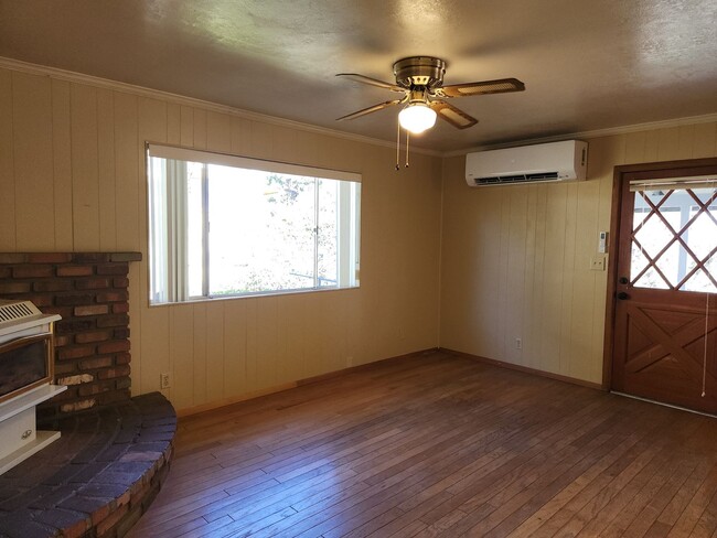 Building Photo - 2 Bed / 1 Bath with Oversized single car g...