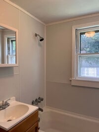 Building Photo - 2 bedroom home in Historic Downtown Walkin...