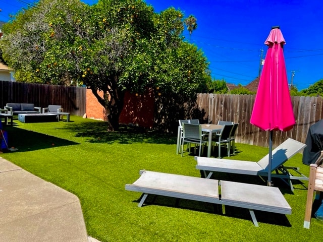Shared backyard - 1115 S La Peer Dr