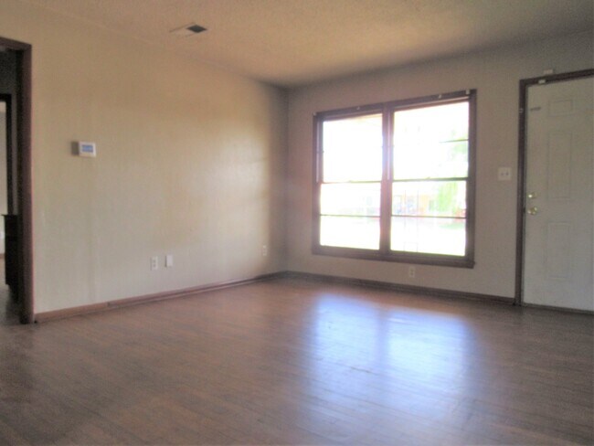 Building Photo - *** 50% OFF 1ST MONTH'S RENT IF LEASE SIGN...