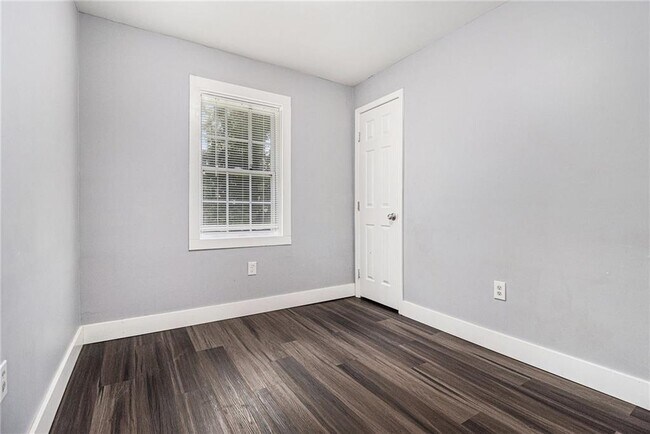 Building Photo - 814 Humphries St SW
