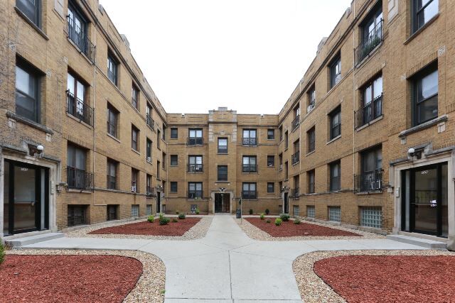 Building Photo - 732 W Roscoe St