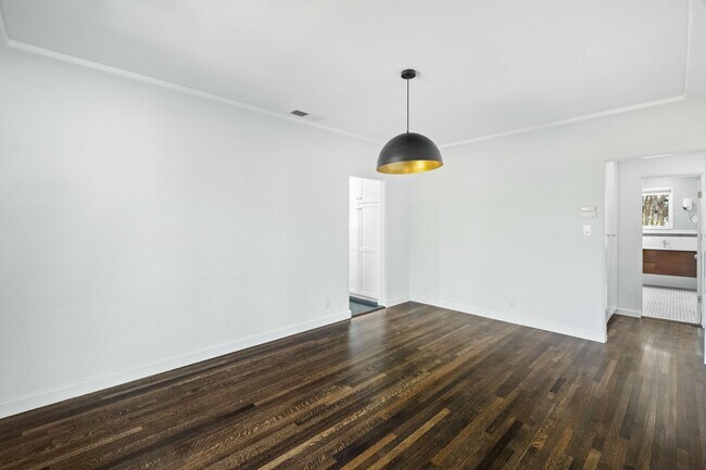 Building Photo - 1516 S Crest Dr