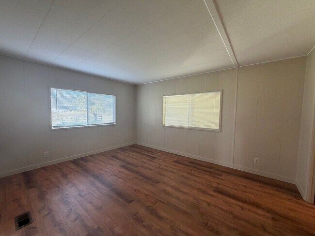 Building Photo - 3 Bedroom, 2.5 Bath - Three Bay garage