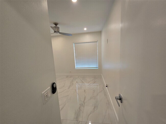 Building Photo - 1303 Seagrape Cir