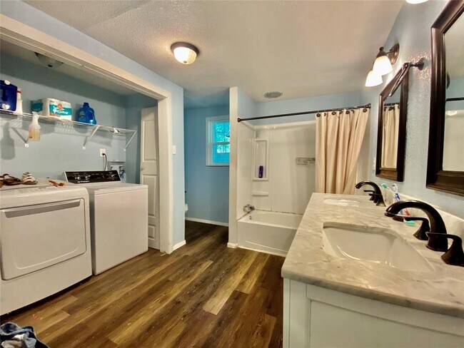 Building Photo - 160 Hicks St