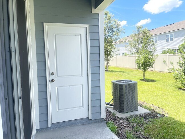 Building Photo - Charming 2-Bed, 2 and half-Bath Townhouse ...