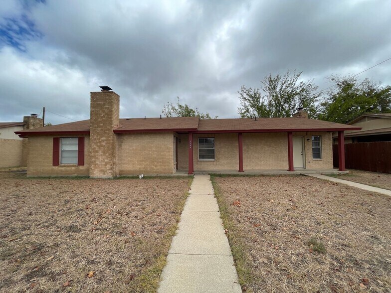 Building Photo - 2208 Hunt Dr