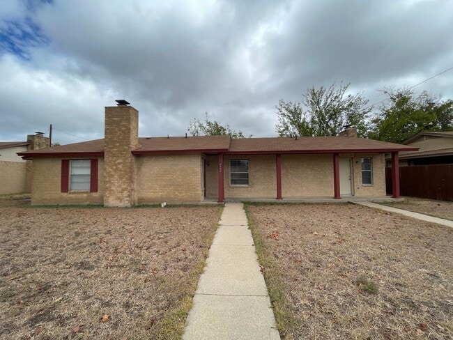 Building Photo - 2208 Hunt Dr