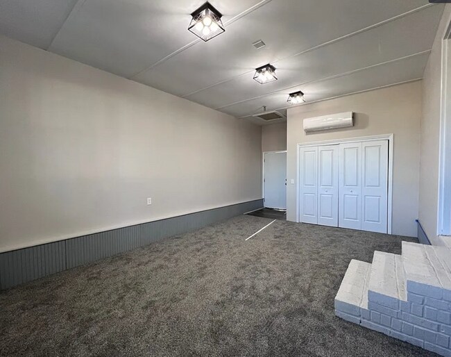 Building Photo - NEW LISTING!!!!!