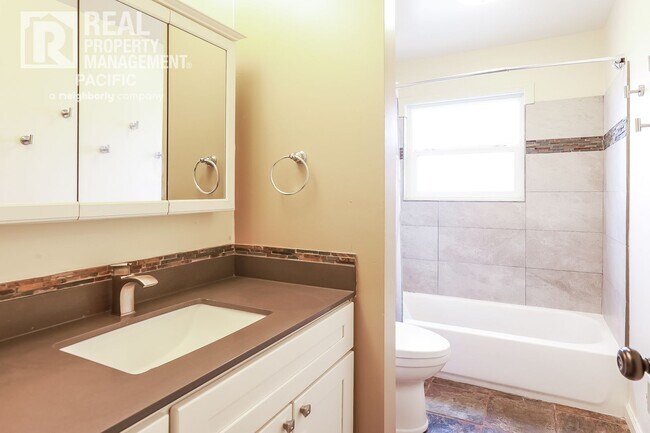 Building Photo - Peaceful 4-Bedroom Retreat in the Oakland ...