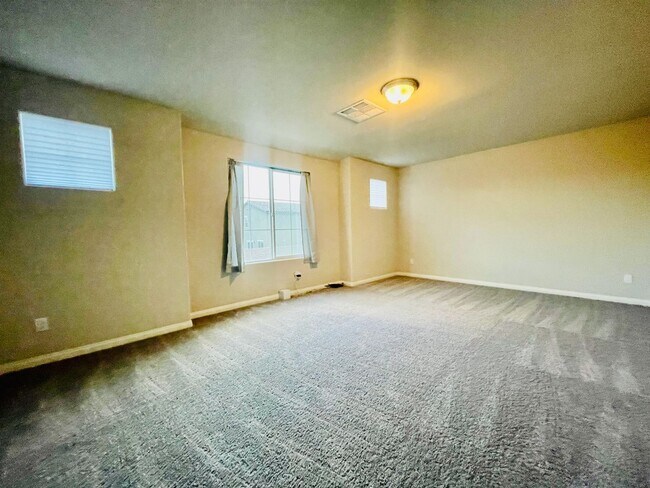 Building Photo - Newer 5 Bd, 3 Bth, Bonus Room, Open Floor ...