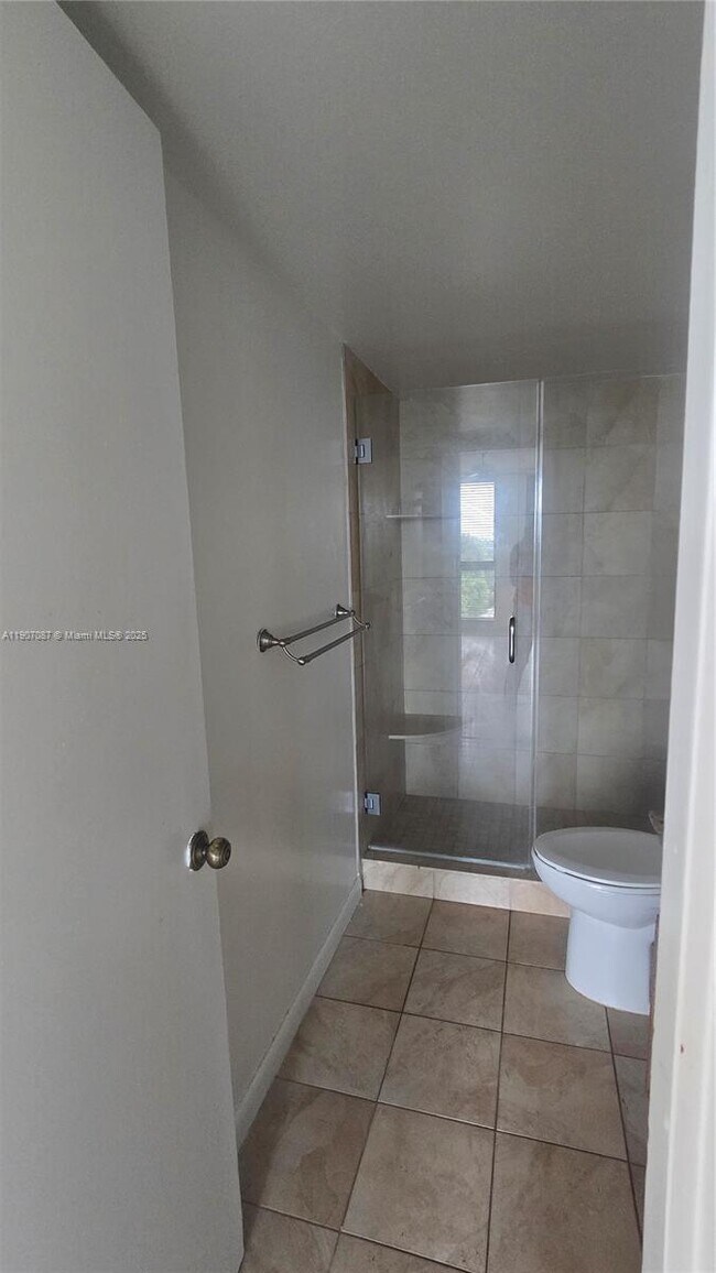 Building Photo - 9800 W Bay Harbor Dr