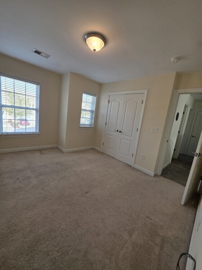Building Photo - 1041 Fairway Ln