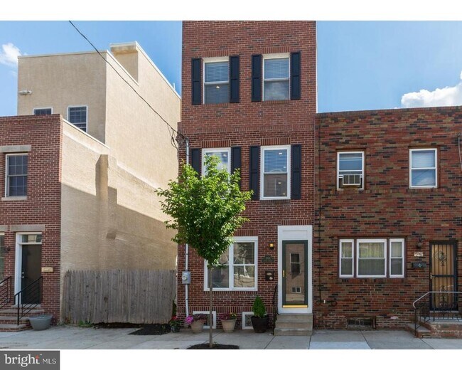 Building Photo - 1934 Titan St