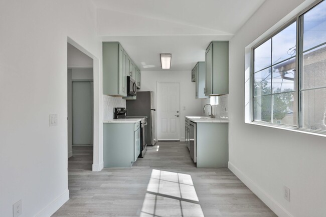 Building Photo - 2 Bedroom apartment in North Park