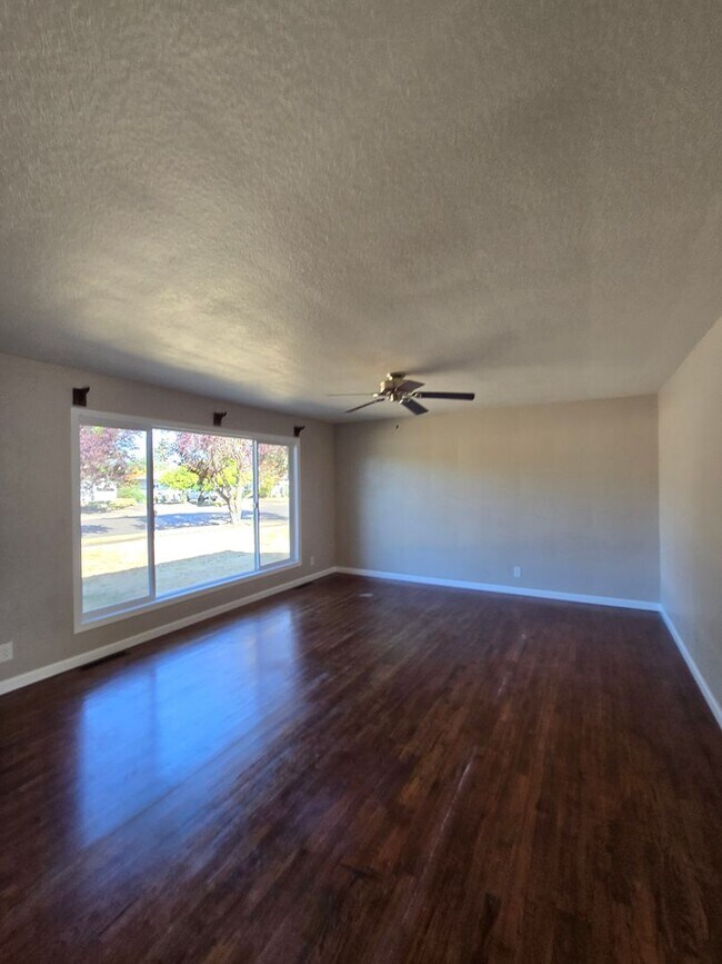 Building Photo - Pet Friendly Single Level 3 Bed 2 Bath Hom...