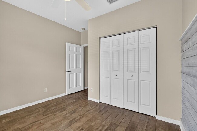 Building Photo - "Charming 2 Bed plus Den, 2-Bath Townhouse with 1500 Sq Ft of Comfort in Greenacres!"