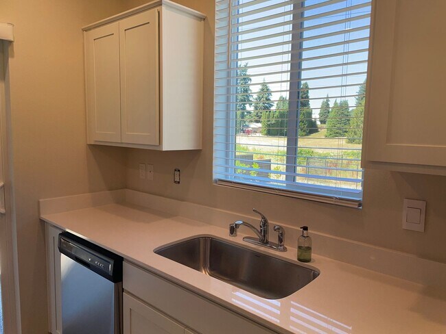 Building Photo - HALF OFF FIRST MONTHS RENT 3 Bed 2.5 Bath ...