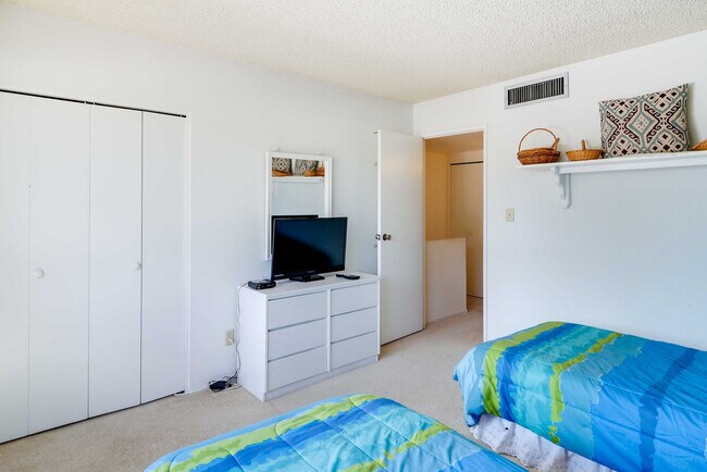 Building Photo - 445 S Desert Palm