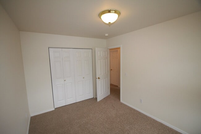Building Photo - 4 Bedroom Eagle River Condo!