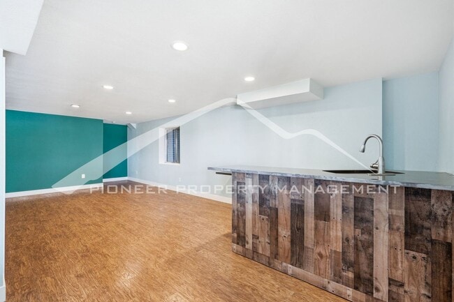 Building Photo - 333 Sanders Cir