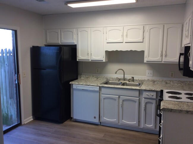 Building Photo - Updated Townhouse in Roswell/Alpharetta area