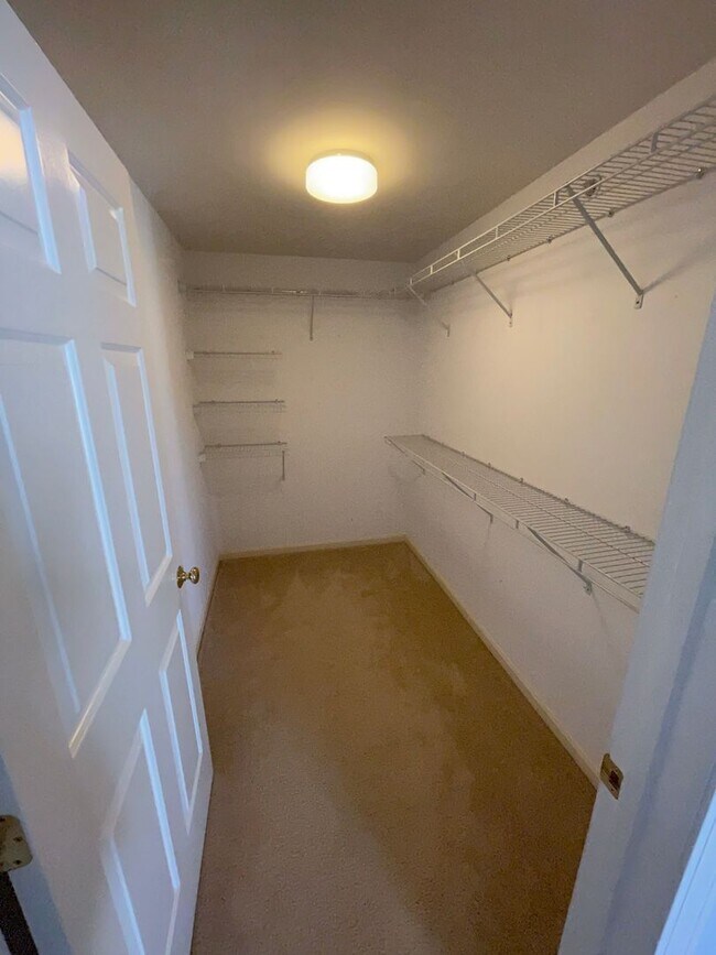 Building Photo - 2 Bedroom 2 Bath Unit-Available Now!