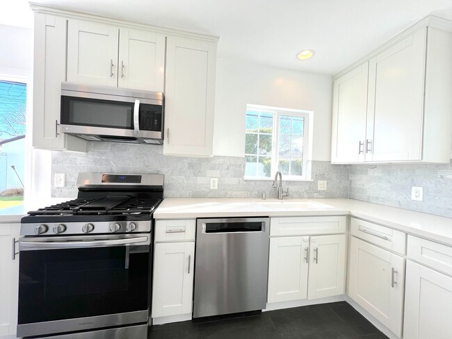 Building Photo - Clean and Updated 2 Bedroom in Long Beach