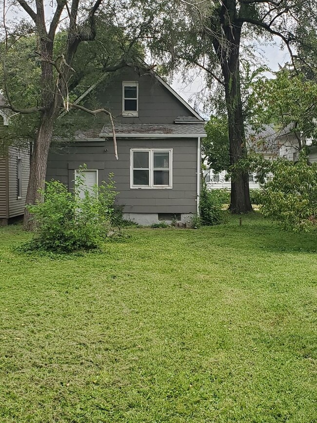 Building Photo - 2 bedroom / 1 bath 1.5 story home in Rock ...