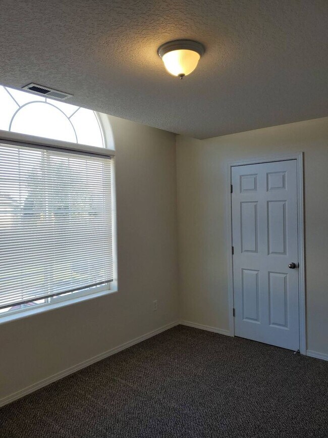 Building Photo - 460 Laguna Dr