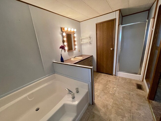 Building Photo - Affordable & Ideally Located 2 Bed 2 Bath ...