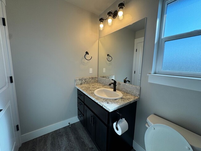 Building Photo - Beautiful 3 Bedroom 2 Story Home in Cul de...