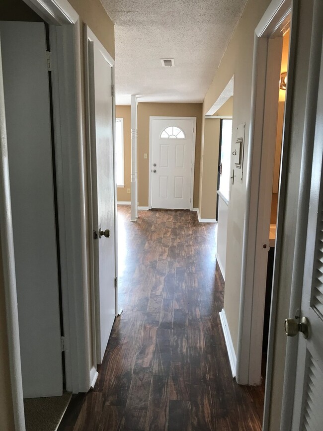 Building Photo - 3208 Village Dr SW