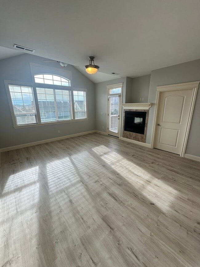 Building Photo - Beautiful 2 Story Town Home - Riverview Te...