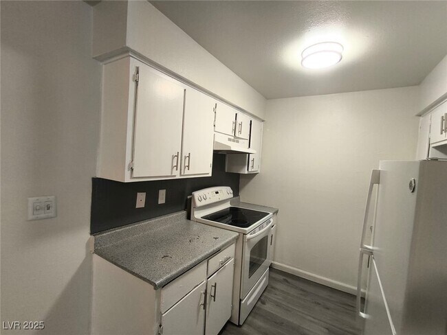 Building Photo - 1121 E Desert Inn Rd