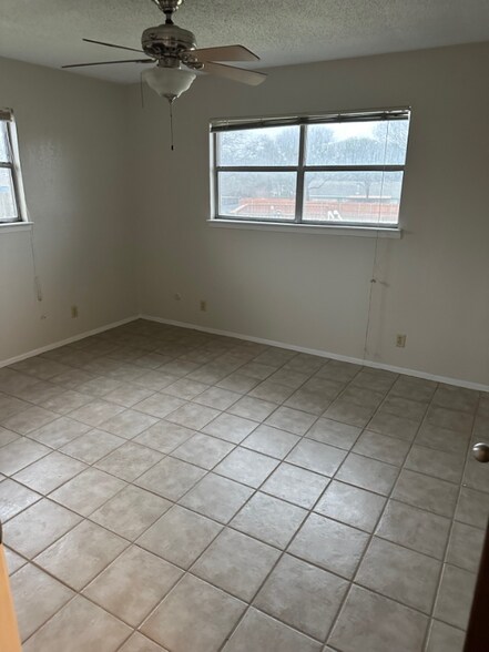 Building Photo - 409 Skyline Cir
