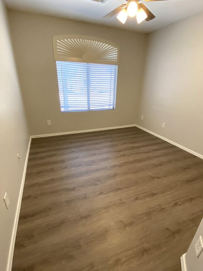Building Photo - 4 Bedroom, 3 bath, two story with loft in ...