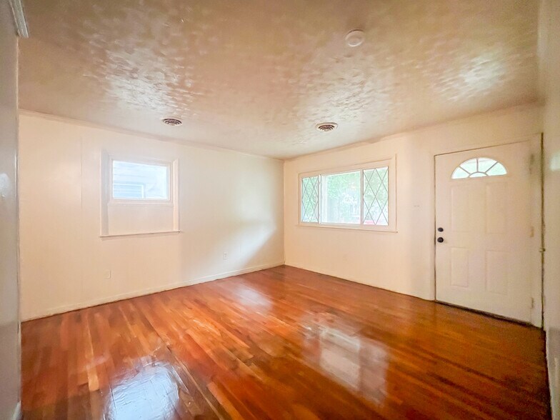 Building Photo - 2303 Maclin Cir