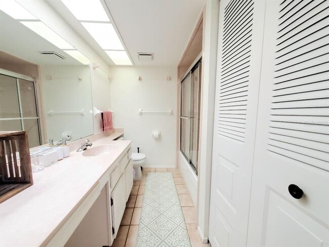 Building Photo - 20 Woodlake Pl