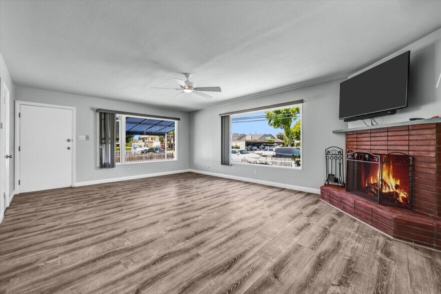 Building Photo - 221 Avocado St