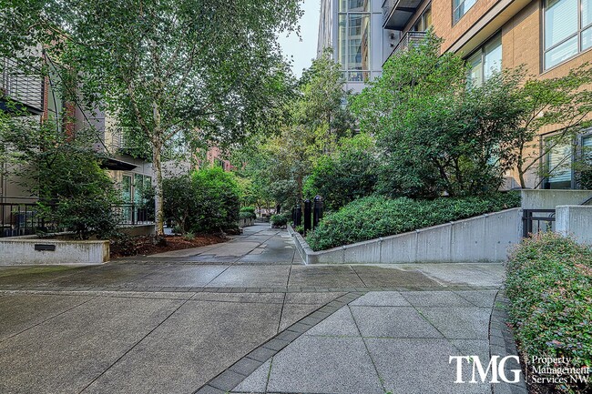 Building Photo - Gorgeous 1br/1.5ba condo + bonus room and ...