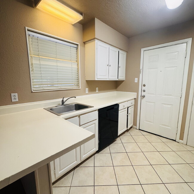 Building Photo - Welcome to your new 2 Bedroom Townhome located at Maison Helena Townhomes.