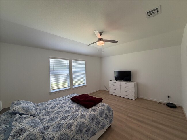 Building Photo - 4986 Edgewood Dr