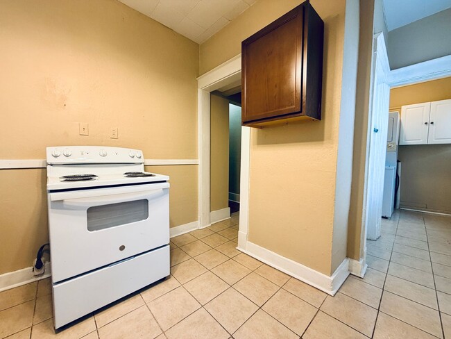 Building Photo - 831 Maury St