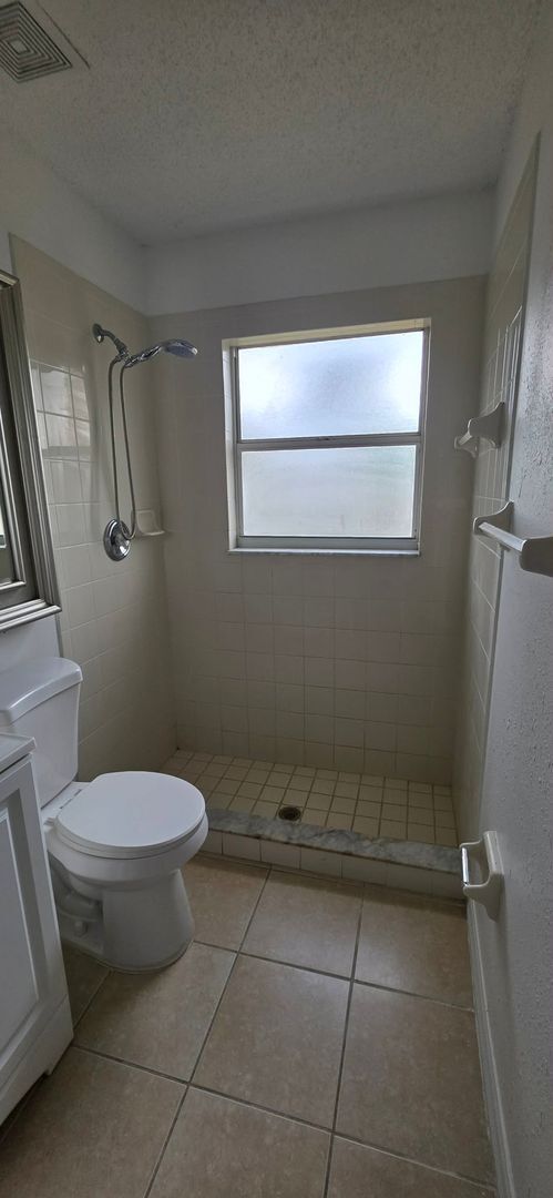 Building Photo - Spacious 3BR/2BA Home with Screened Patio and 2-Car Garage