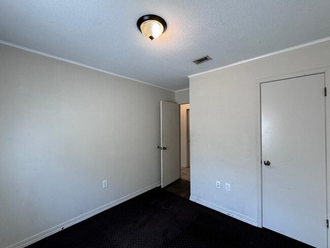 Building Photo - 207 Pinoak Ct W