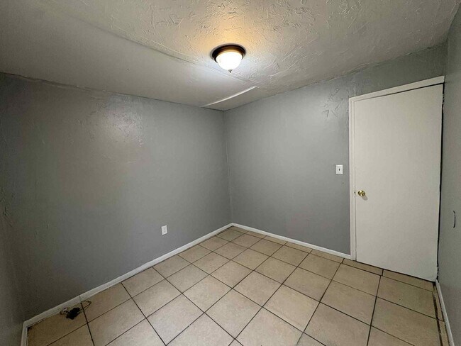 Building Photo - 221/223/225/227 Maria Street