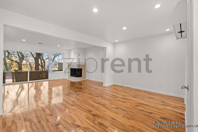 Building Photo - 5 Oak Crest Ct